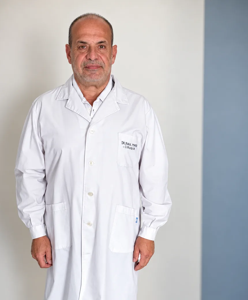 Retrato del Dr. Raúl Héctor Mayo con ambo médico